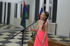 Поет Ульяна Вольская