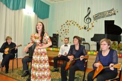 Поет Юлия Магомедова в сопровождении ансамбля народных инструментов