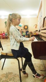 Играет Минина Аня